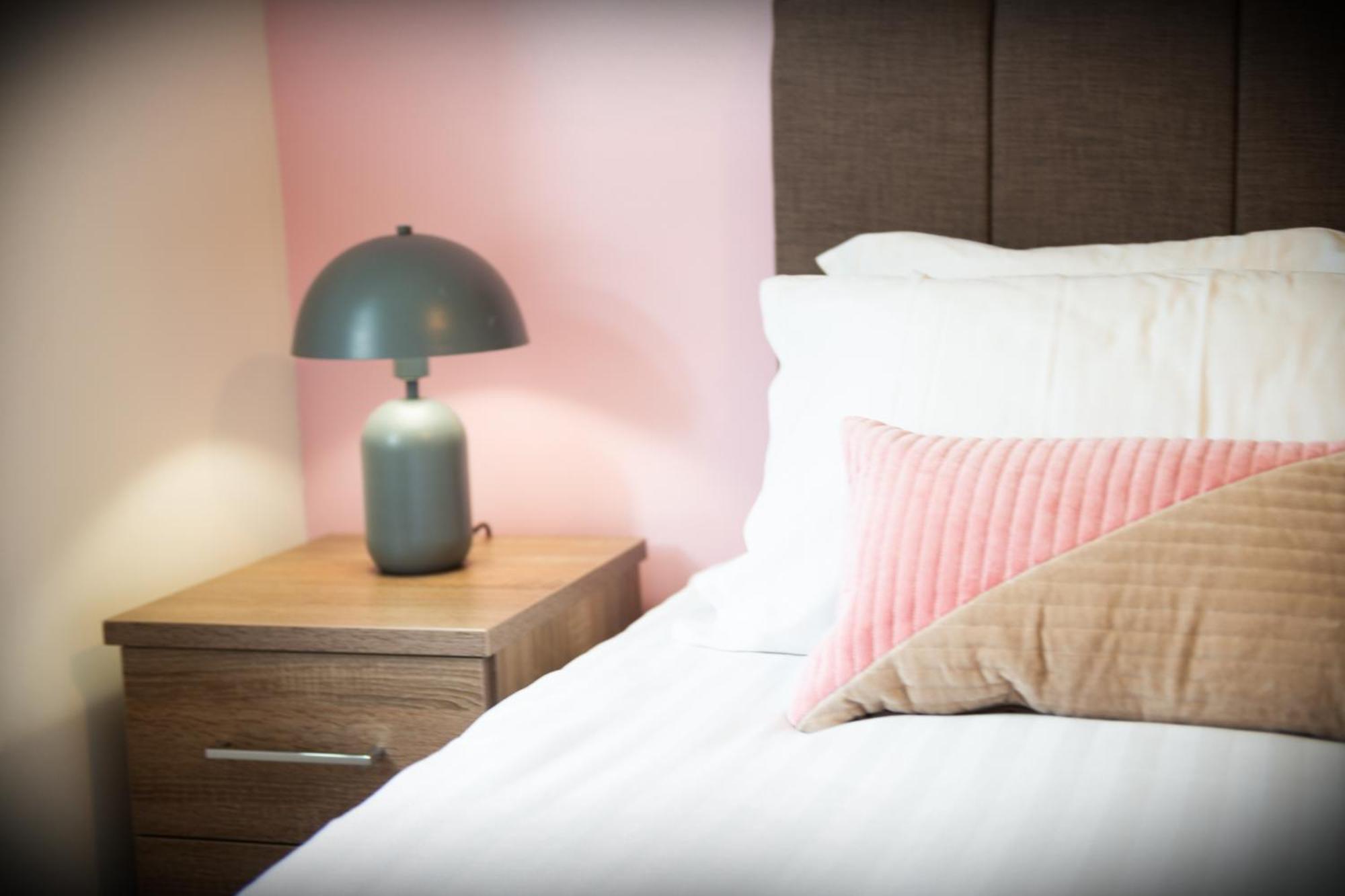 The 'Pinky' - Beautiful 1 Bed Apartment In Hatfield - Free Parking - Near Uni & Business Park - Big Savings On Long Stays Dış mekan fotoğraf